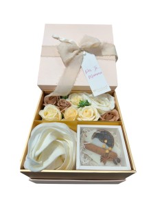 Fiori di Lena - Box con fiori, sapone, foulard e tag Festa della Mamma 2