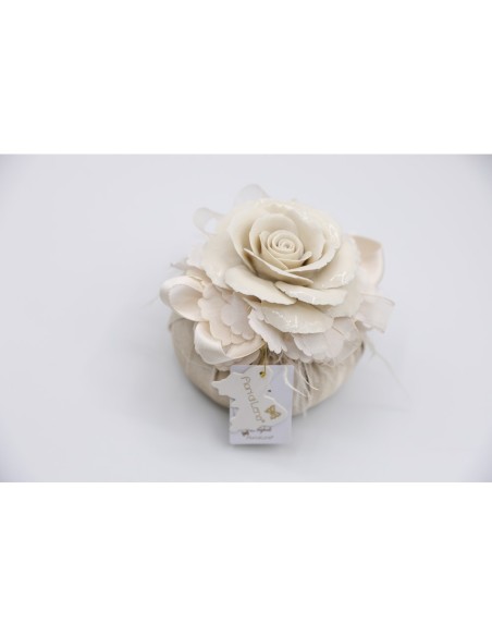 Fiori di Lena - Puffo in seta con rosa in Capodimonte mis.4, ortensie e piume Ø 9 cm con scatola