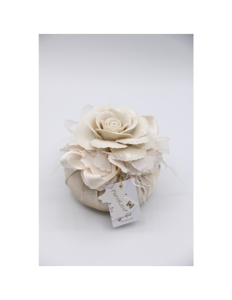 Fiori di Lena - Puffo in seta con rosa in Capodimonte mis.4, ortensie e piume Ø 9 cm con scatola
