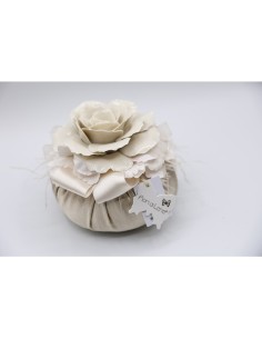 Fiori di Lena - Puffo in seta con rosa in Capodimonte mis.6, ortensie e piume Ø 14 cm con scatola