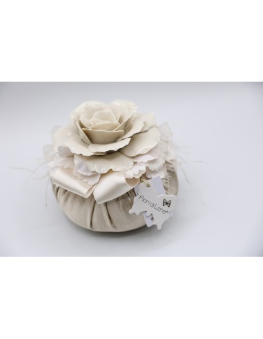 Fiori di Lena - Puffo in seta con rosa in Capodimonte mis.6, ortensie e piume Ø 14 cm con scatola