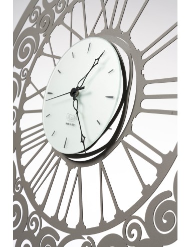 Arti & Mestieri - Orologio da parete Rococò in ferro con numeri romani e riccioli decorativi di colore fango 70x70 cm