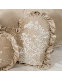 Coccole di Casa - Cuscino Cuore "Nancy" Tortora Con Pizzo40X40 cm