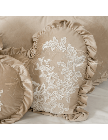 Coccole di Casa - Cuscino Cuore "Nancy" Tortora Con Pizzo40X40 cm