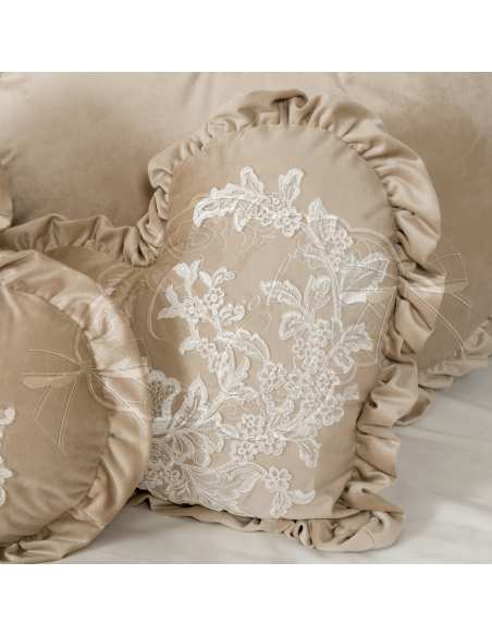 Coccole di Casa - Cuscino Cuore "Nancy" Tortora Con Pizzo40X40 cm